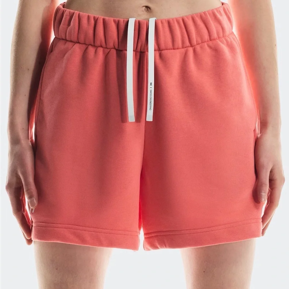 ON RUNNING NWT CLUB SHORTS CORAL SMALL